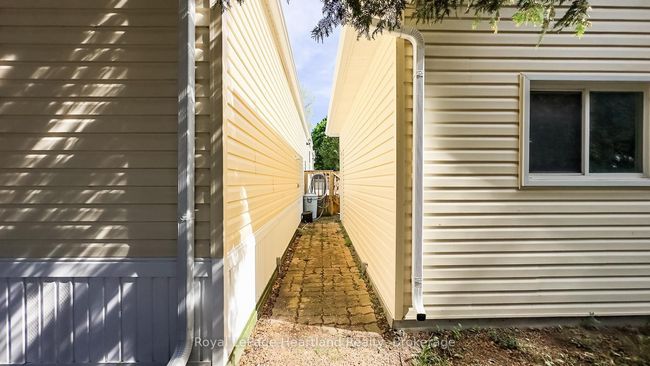 10 Bloomsbury Dr, Home with 2 bedrooms, 1 bathrooms and 2 parking in Goderich ON | Image 43