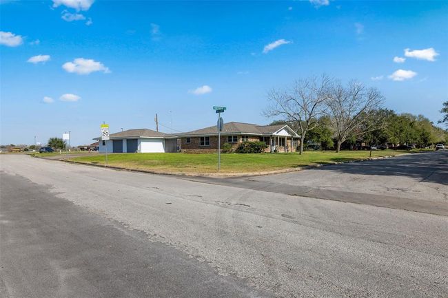 727 Partridge Ln, House other with 3 bedrooms, 3 bathrooms and 2 parking in Eagle Lake TX | Image 8