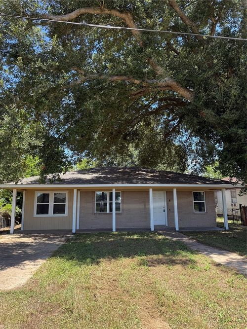 413 3rd St, Van Vleck, TX, 77482-9744 | Card Image