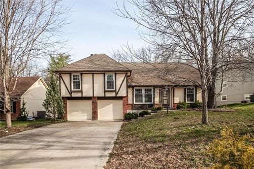 10106 Nw Mirror Lake Dr, Kansas City, MO, 64152-2546 | Card Image