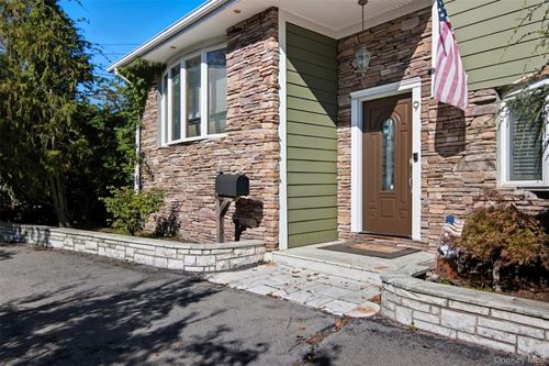 9 Coral Ct, Malverne, NY, 11565-1728 | Card Image