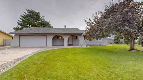 915 S Huntington Pl, Kennewick, WA, 99336-4615 | Card Image