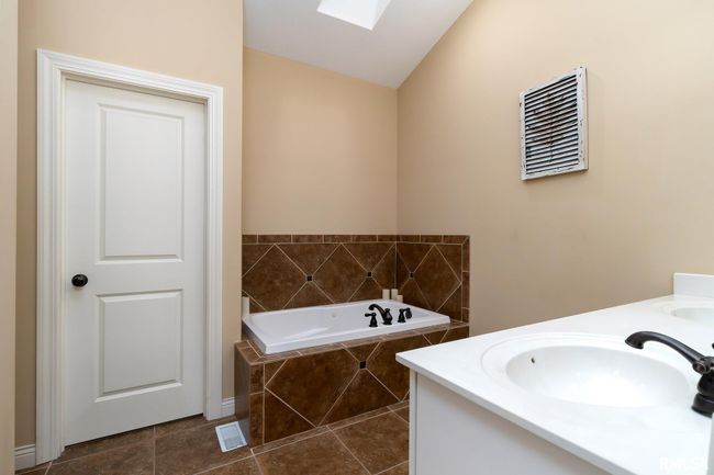 5506 Baraboo Court, Home with 2 bedrooms, 2 bathrooms and null parking in Davenport IA | Image 22