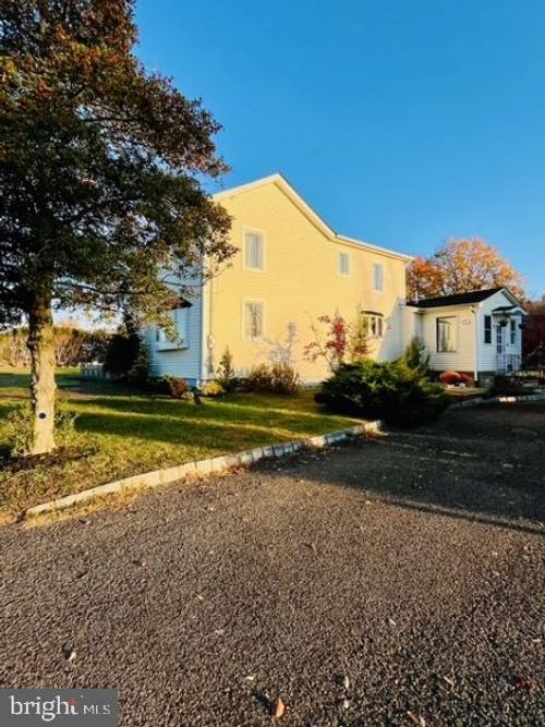 5 Wyckoff Mills Applegarth Rd, Monroe Township, NJ, 08831-5907 | Card Image
