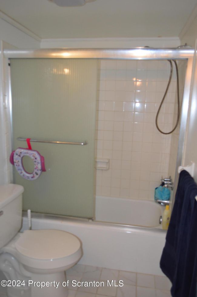 Full Bathroom | Image 12