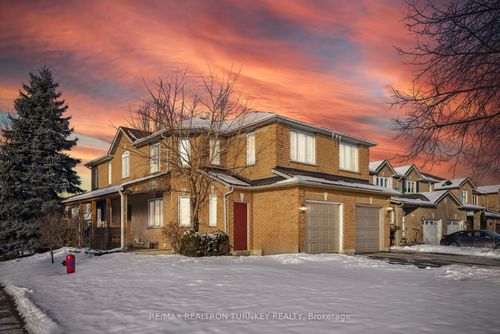 551 Carberry St, Newmarket, ON, L3X2A7 | Card Image