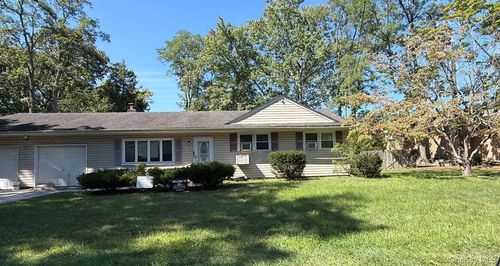 226 Holbrook Road, Brookhaven, NY, 11741 | Card Image