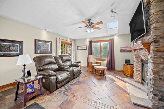 233 24 Th St, Home with 3 bedrooms, 3 bathrooms and null parking in West Des Moines IA | Image 13