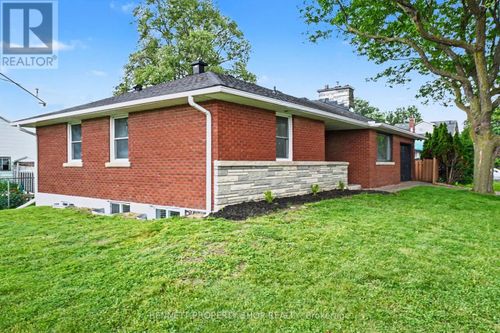 1305 Avenue N, Ottawa, ON, K1G0A7 | Card Image