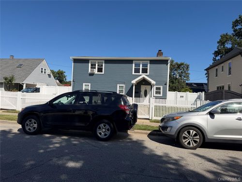 2475 Putnam Dr, East Meadow, NY, 11554-2619 | Card Image