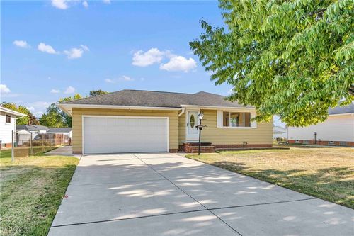 34622 Iris Ln, Eastlake, OH, 44095-2460 | Card Image