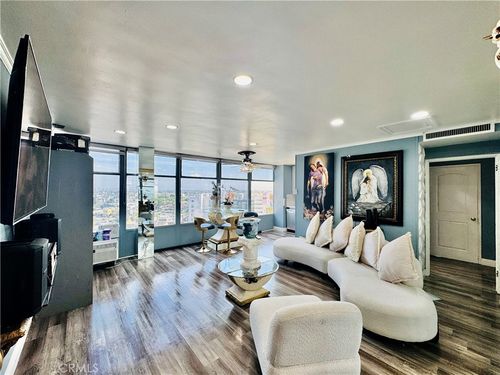 1012-100 Atlantic, Long Beach, CA, 90802 | Card Image