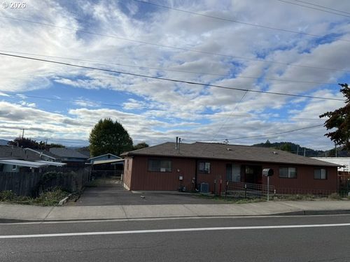 2012 Ne Vine St, Roseburg, OR, 97470-1552 | Card Image