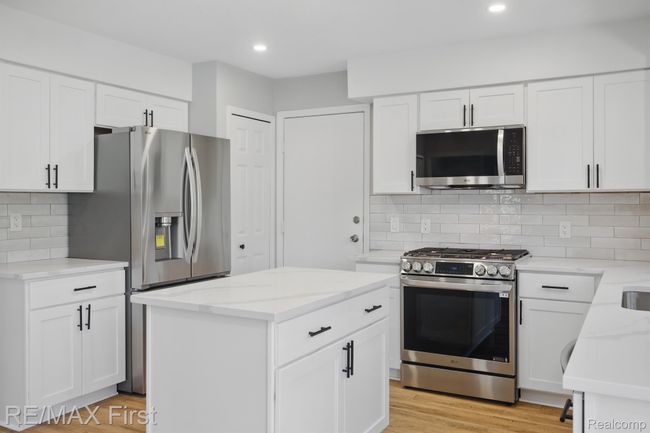 6620 Red Cedar Ln, Condo with 3 bedrooms, 3 bathrooms and null parking in West Bloomfield MI | Image 23