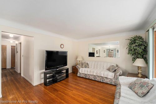 6587 Cortland Ave, Allen Park, MI, 48101-2309 | Card Image