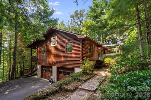 423 Rambling Dr, Hendersonville, NC, 28739-2245 | Card Image