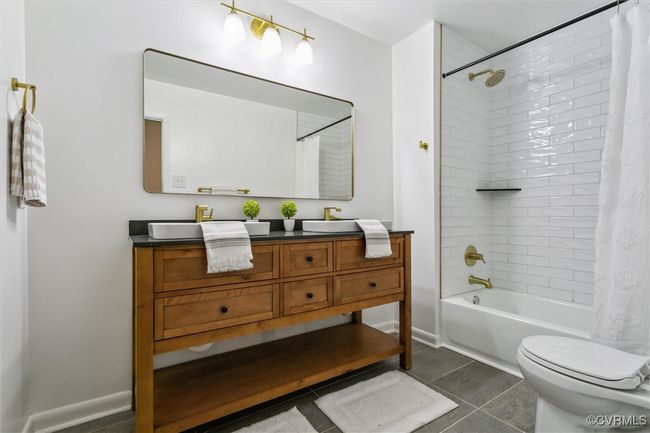 Hallway Bathroom | Image 35