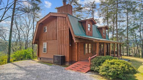 1736 Walker Trl, Sevierville, TN, 37876-8821 | Card Image