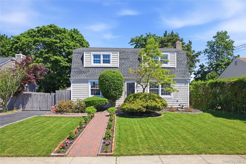 25 Parkdale Dr, North Babylon, NY, 11703-3305 | Card Image