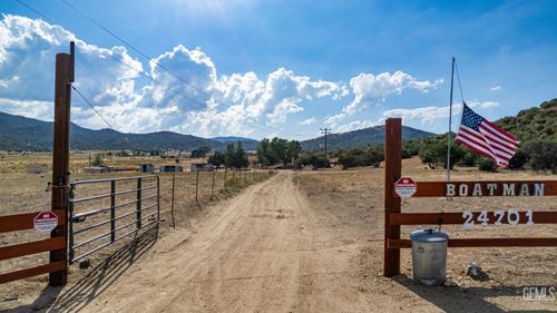24701 Chimanimani Ct, Tehachapi, CA, 93561-8142 | Card Image