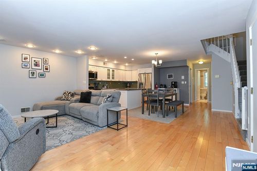 39 Triumph Ct, East Rutherford, NJ, 07073-1150 | Card Image