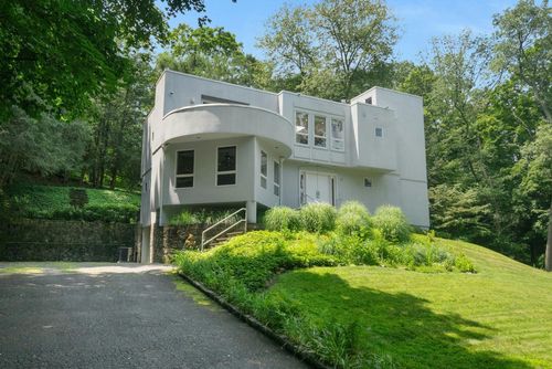 47 New St, Katonah, NY, 10536-1936 | Card Image