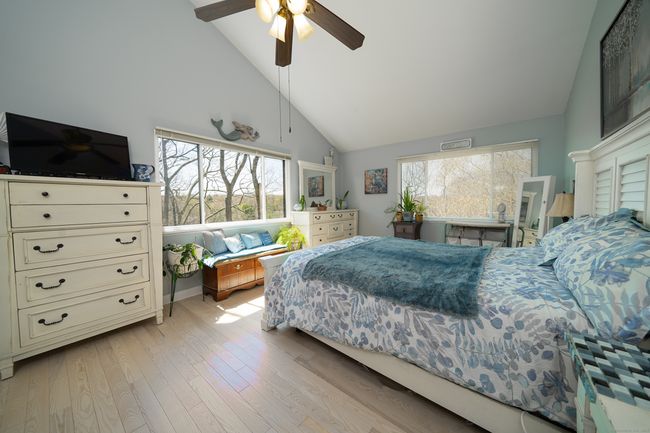 Main bedroom has vaulted ceilings and attached bath | Image 11