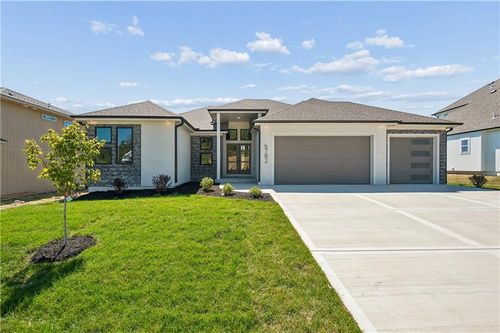 5782 Black Oak Ct, Parkville, MO, 64152-7716 | Card Image