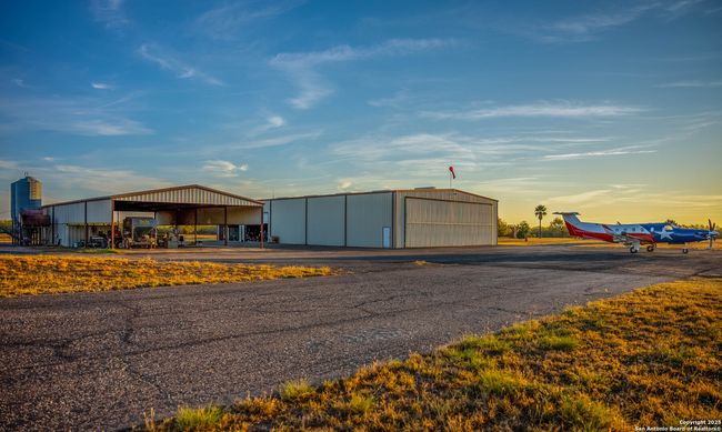 9239 Fm 133, Home with 7 bedrooms, 7 bathrooms and null parking in Cotulla TX | Image 51