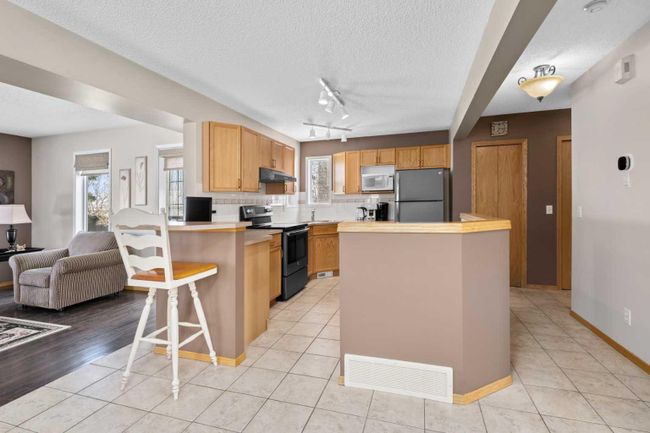 63 Hidden Ranch Close Nw, Home with 3 bedrooms, 2 bathrooms and 4 parking in Calgary AB | Image 9