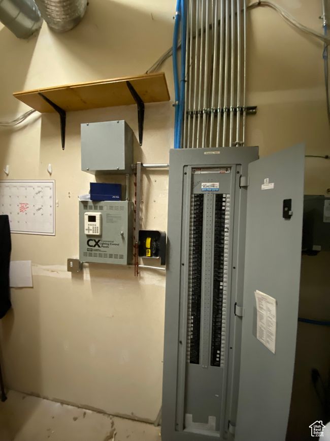 Utility room with electric panel | Image 43