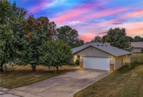 210 Parkway Dr, Warrensburg, MO, 64093-2083 | Card Image