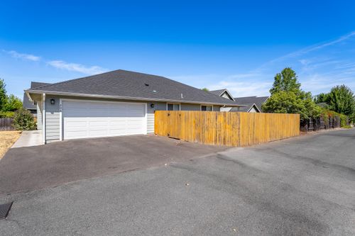 206 Se Grandview Ave, Grants Pass, OR, 97527-5571 | Card Image