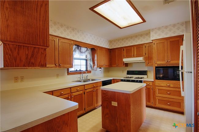 11552 Fm 1383, Home with 3 bedrooms, 2 bathrooms and null parking in Schulenburg TX | Image 9
