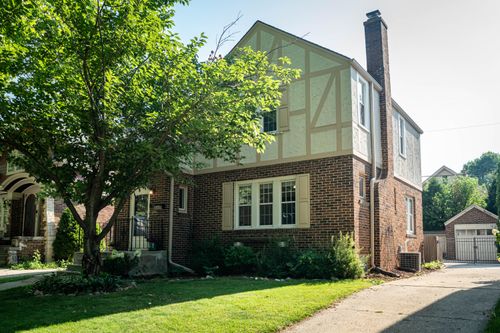 2552 N 69th St, Wauwatosa, WI, 53213-1316 | Card Image