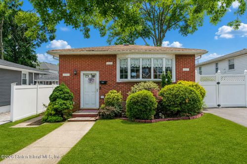 270 Woods Of Arden Rd, Staten Island, NY, 10312-5537 | Card Image