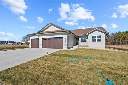3921 Broomfield Dr, Cedar Falls, IA, 50613-9250 | Card Image