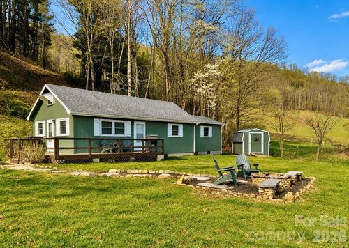 24 Baldridge Dr, Burnsville, NC, 28714-6837 | Card Image