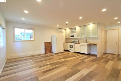 7909 Winthrope St, Oakland, CA, 94605-3654 | Card Image