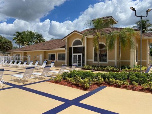 202-450 Palm Cir W, Pembroke Pines, FL, 33025-4604 | Card Image