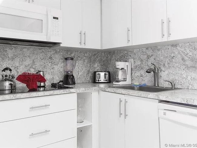 APT-1216 - 19370 Collins Ave, Condo with 3 bedrooms, 2 bathrooms and null parking in Sunny Isles Beach FL | Image 10