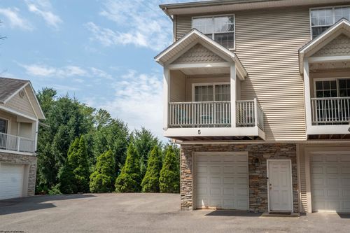 5 Flatts Ln, Morgantown, WV, 26505-3840 | Card Image