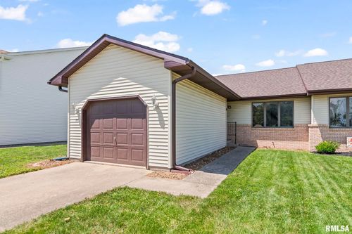 301 Wintergreen Dr, Chatham, IL, 62629-1681 | Card Image