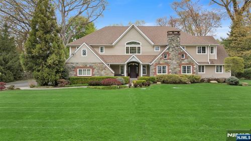 381 Pinewood Dr, Wyckoff, NJ, 07481-1921 | Card Image