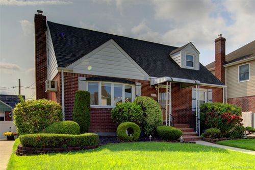 411 Saint John Pl, Franklin Square, NY, 11010-2021 | Card Image