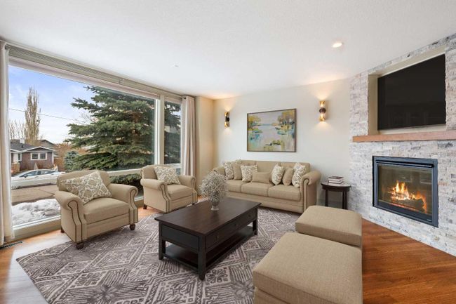 2433 29 Avenue Sw, Home with 4 bedrooms, 4 bathrooms and 4 parking in Calgary AB | Image 3