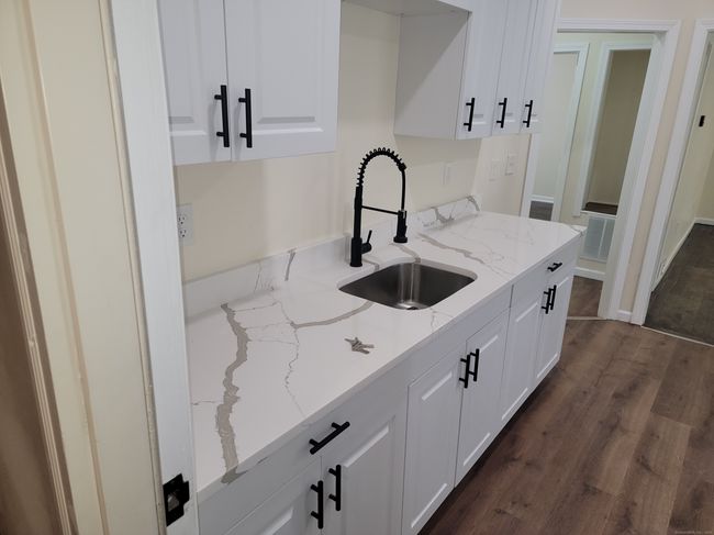 FL-1ST - 147 Edgewood St, Home with 3 bedrooms, 1 bathrooms and 1 parking in Hartford CT | Image 4