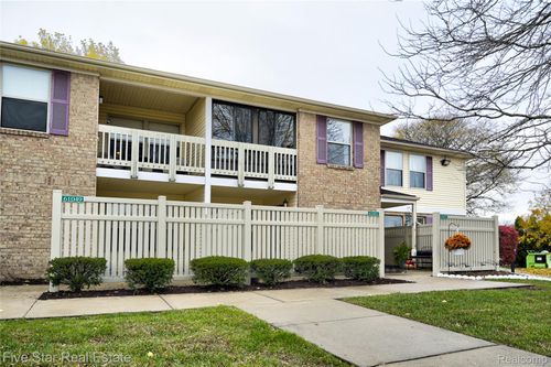 61051 Greenwood Dr, South Lyon, MI, 48178-1722 | Card Image