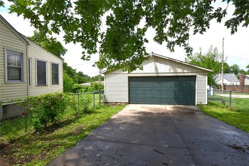 9604 E 32nd St S, Independence, MO, 64052-1005 | Card Image