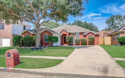 Great wrapped driveway with tons of parking for guests | Image 2